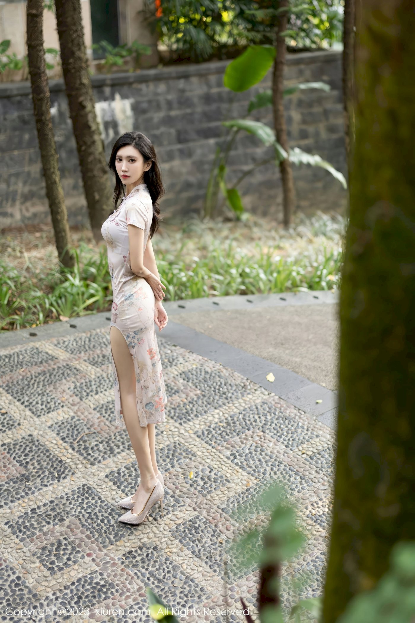 新人章芃芃 - 旗袍服饰+魅惑黑丝性感写真