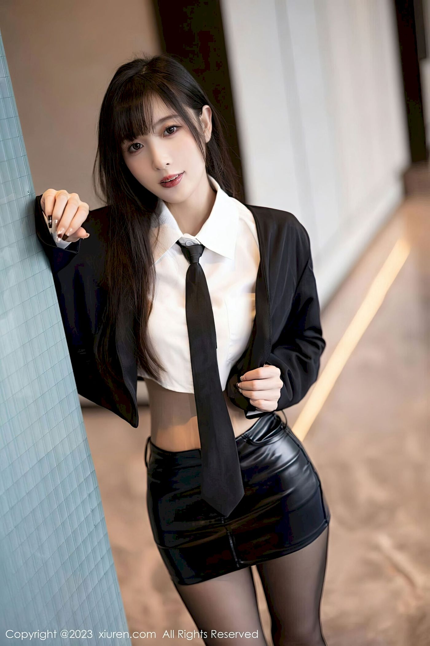 林星阑 - 深色上衣+黑丝短裙性感写真