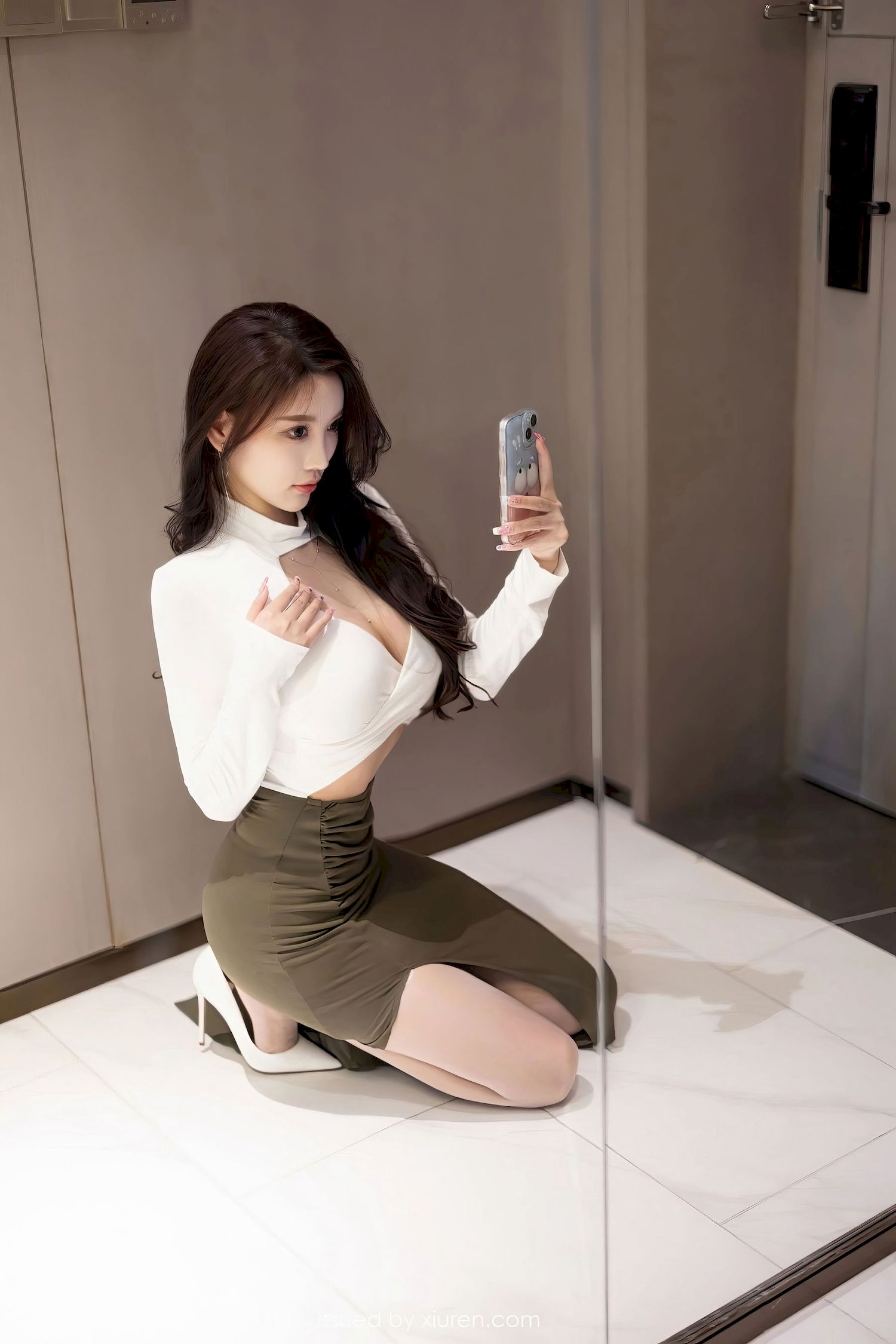 杨晨晨Yome - 白色上衣+丰腴身材写真