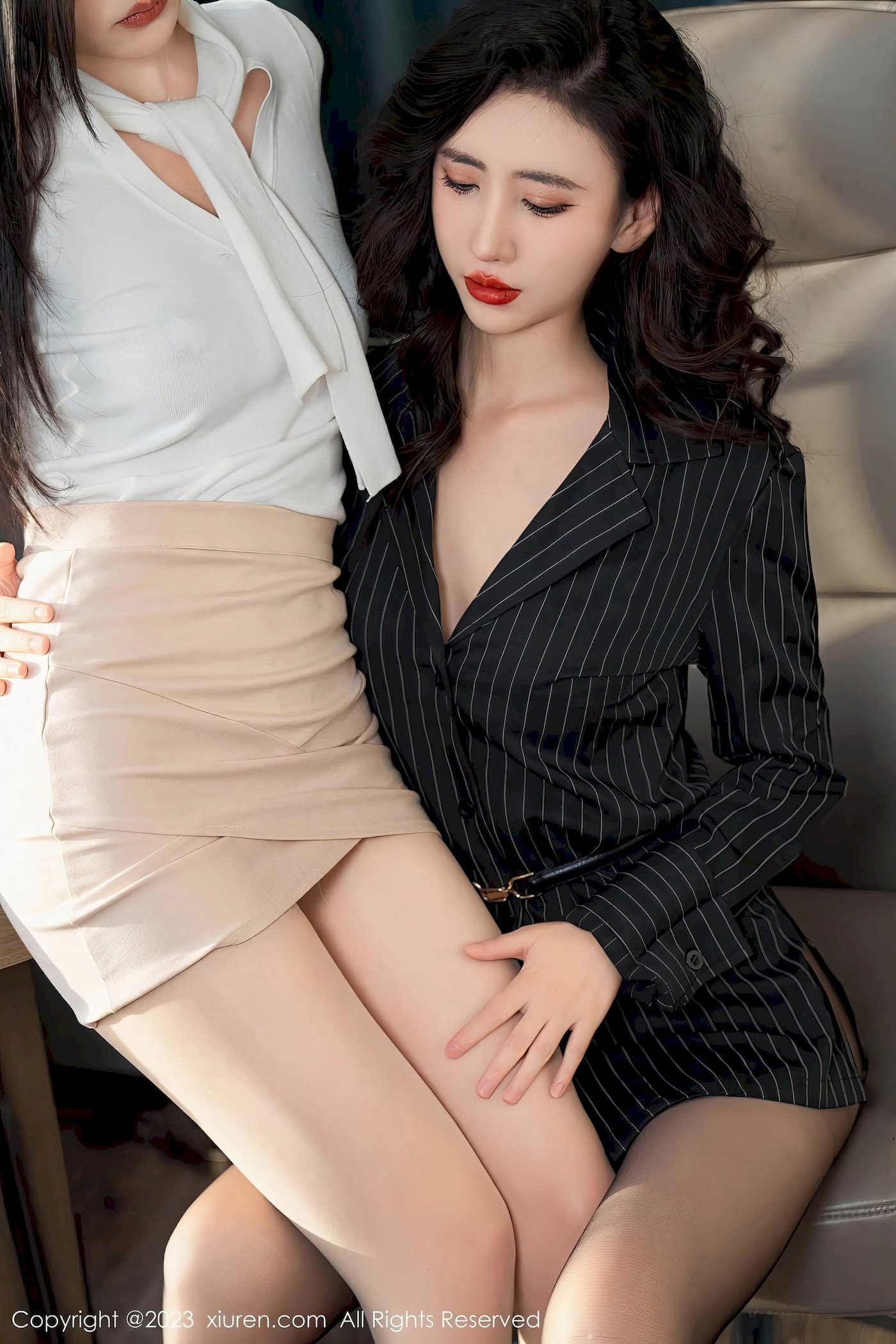 章芃芃 - 条纹上衣+黑丝美腿首套写真