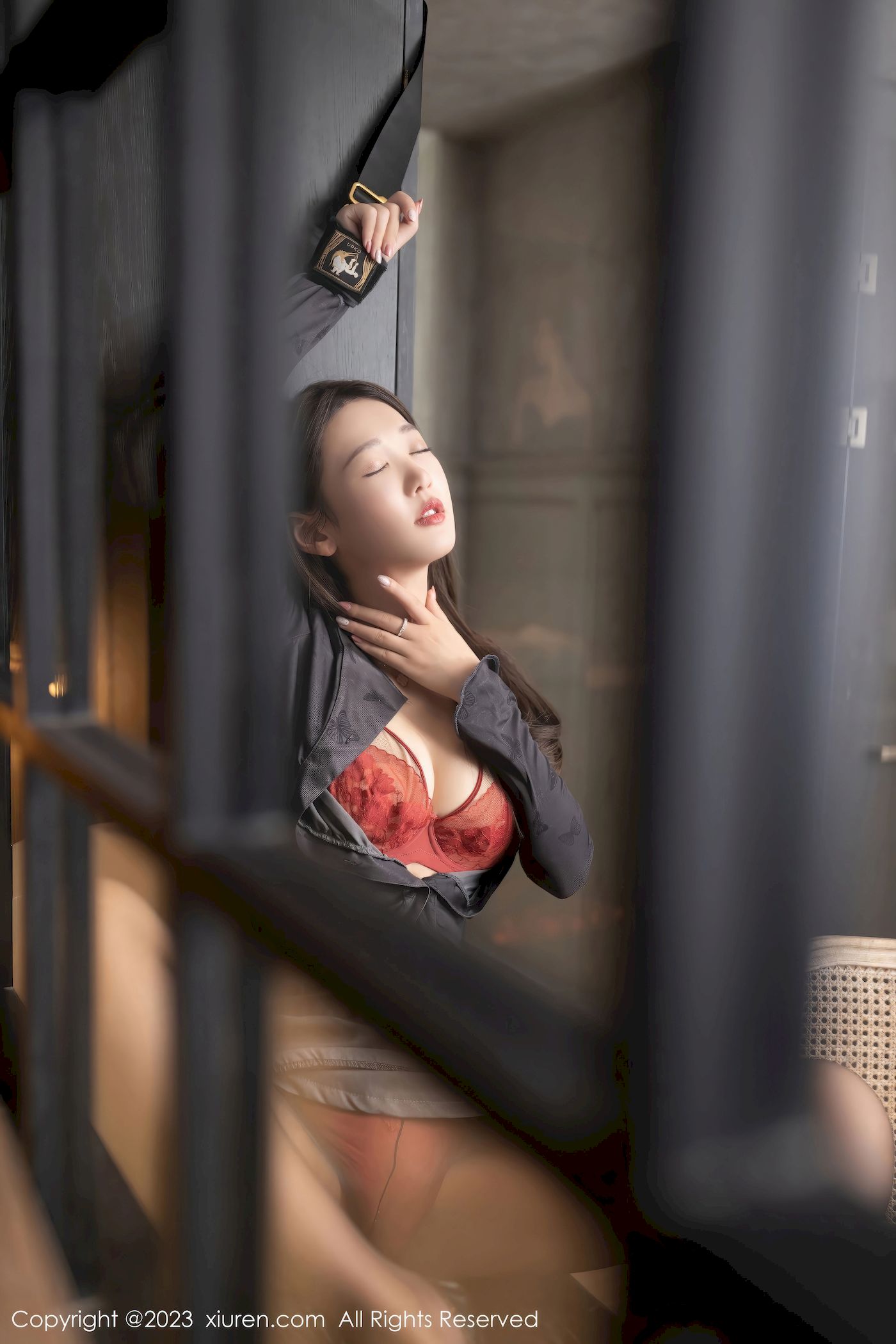 唐安琪 - 黑色上衣+灰色短裙性感写真