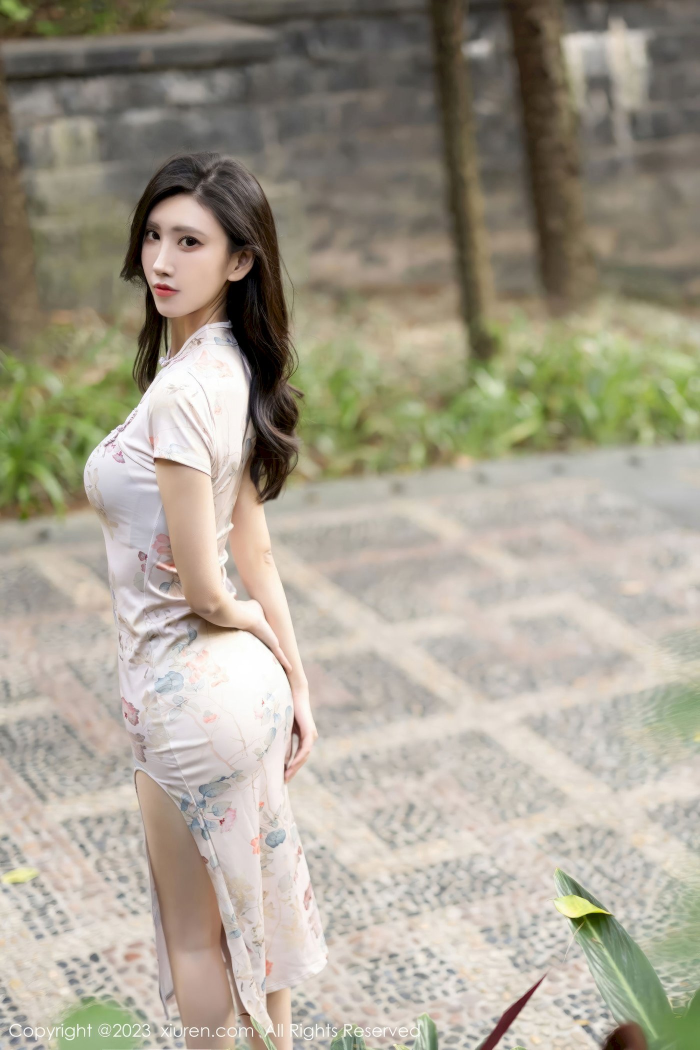 新人章芃芃 - 旗袍服饰+魅惑黑丝性感写真